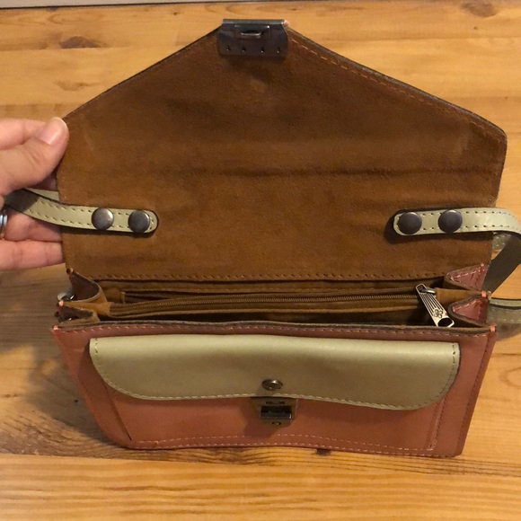 Crossbody/ can use as wristlet - Picture 5 of 8